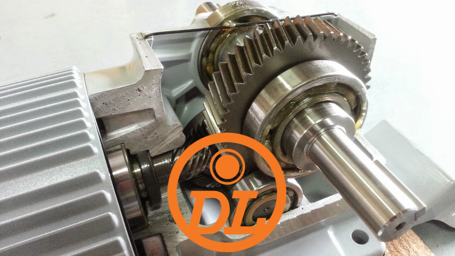 A worm gear is a device that transfers force to another device via rotation mechanism